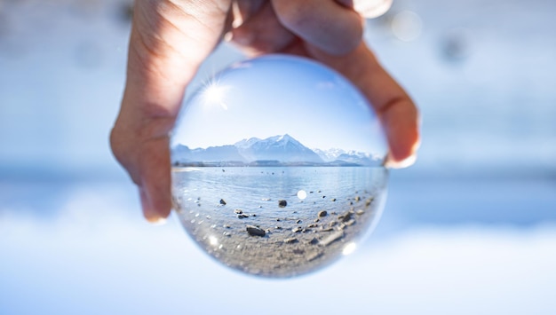 Foto alpes montanhas e lago dentro da bola de cristal na suíça