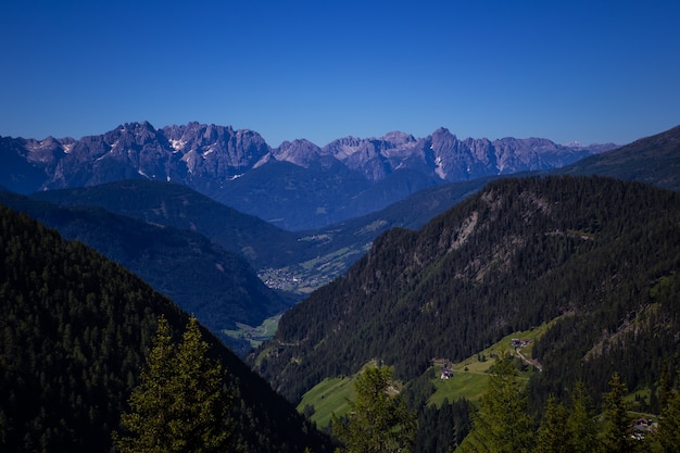 Alpes nas montanhas com vista tranquila no verão