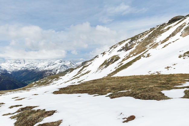 Alpes nevados en el paisaje de Austria