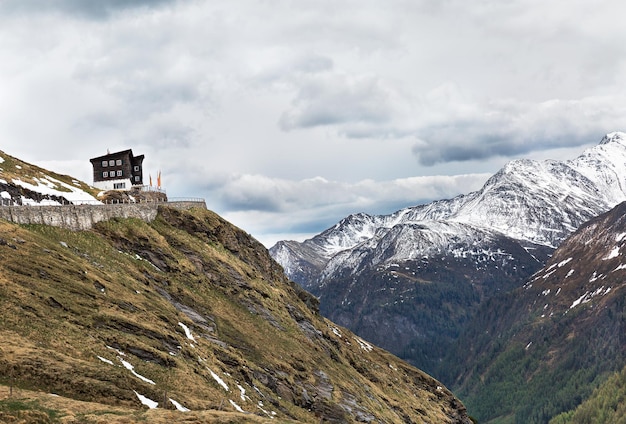 Alpes nevados en el paisaje de Austria