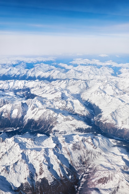 Alpes bajo la nieve, vista aérea