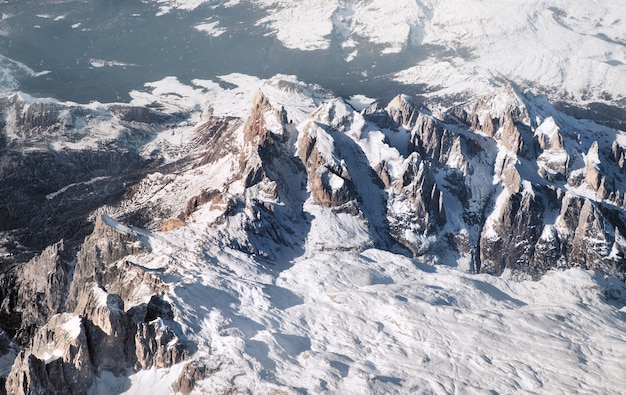 Alpes bajo la nieve, vista aérea