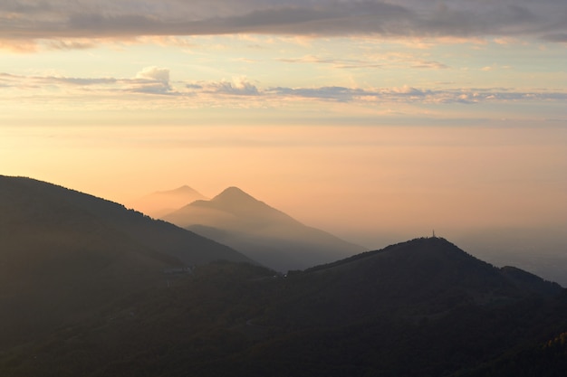 Los Alpes en otoño, puesta de sol desde la cima de las montañas rocosas