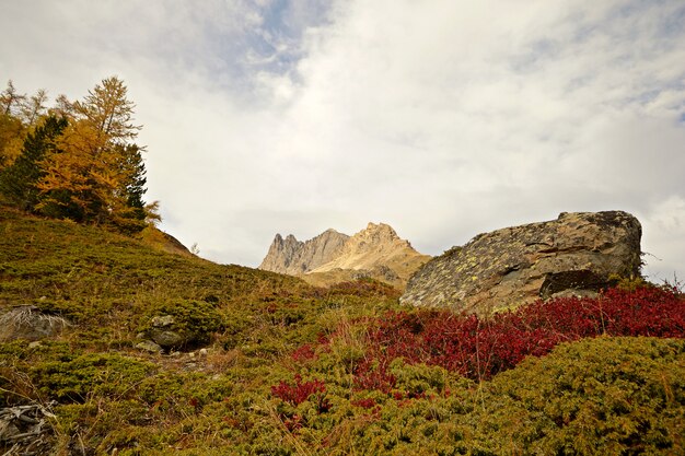 Foto los alpes en otoño, puesta de sol desde la cima de las montañas rocosas