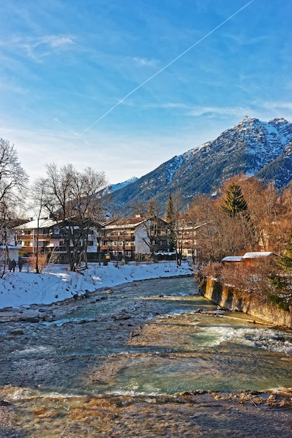 Alpes, Rio Partnach no inverno Garmisch-Partenkirchen, Alemanha.