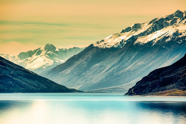 los alpes del sur en el lago Wakatipu