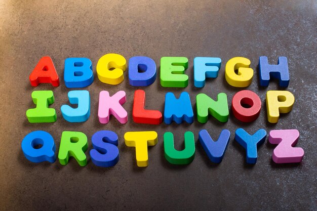 Foto alphabet abc holzbuchstaben für das konzept der frühen erziehung