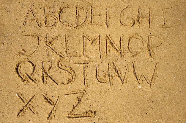 Alphabet als Text auf Sand am Strand