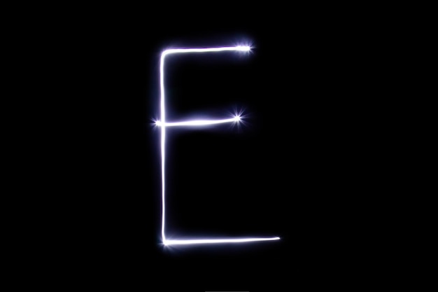 Alphabet aus Neonlicht auf schwarzem Hintergrund Isolierter Draufsichtbuchstabe e