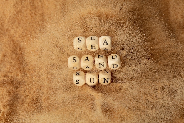 Alphabet Buchstaben Formulierung Meer Sand Sonne Perlen Spielzeug fliegen über Explosion fliegen in der Luft Meer Sand Sonne Wort Alphabet Buchstabe Show tropische Insel Strand Sand für Urlaub Urlaub Top View Action