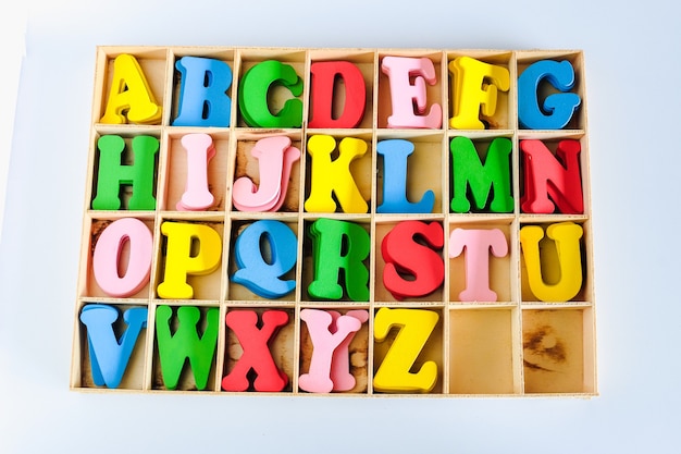 Alphabet Buchstaben in verschiedenen Farben zur Dekoration von Kindern in Holzkiste.