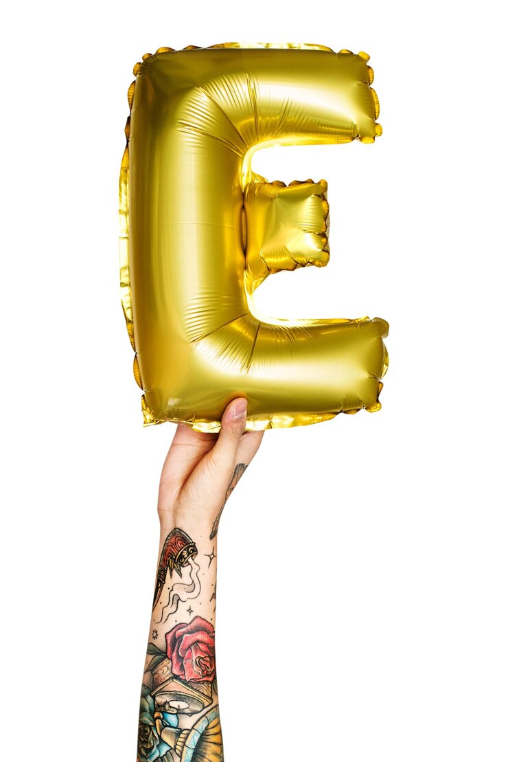 Foto alphabet e png in einem tätowierten handkleber auf durchsichtigem hintergrund