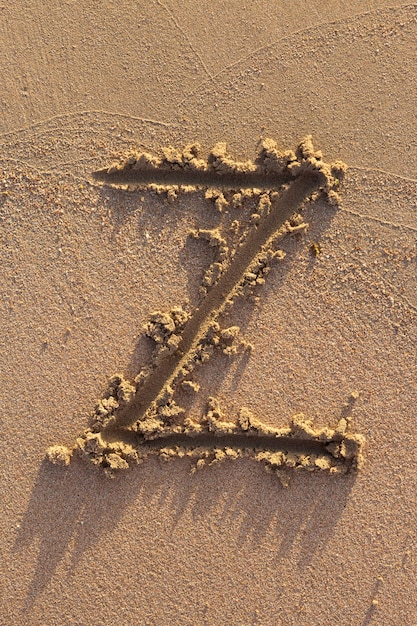 Alphabet (Z) Buchstaben handgeschrieben in Sand am Strand