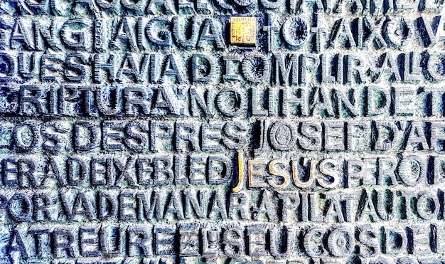 Alphabete auf Metall in der Kirche