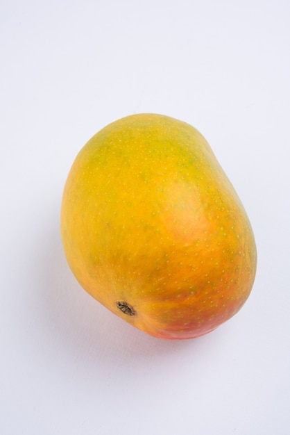 Alphonso Mango ou Hapoos Aam é uma fruta sazonal e suculenta da Índia conhecida por sua doçura, riqueza e sabor. Sobre fundo colorido. Foco seletivo