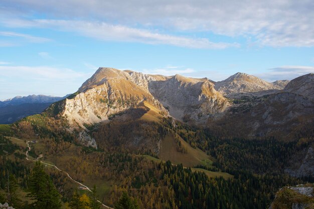 alpine Berge im Berchtesgadener Land an einem warmen Herbsttag