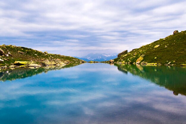 Foto alpine bergsee-landschaft farbenfrohe naturansicht georgische see-reiseziel