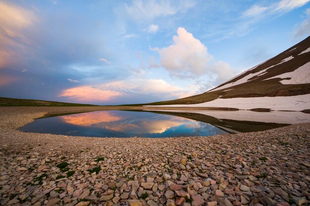 Alpine Bergseelandschaft, bunte Naturansicht, georgianischer See, Reiseziel, Wanderort.