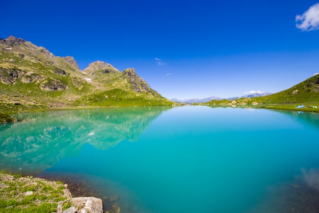 Alpine Bergseelandschaft und Aussicht, blaues schönes und erstaunliches Seepanorama