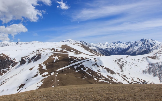 Alpine schneebedeckte Gipfel des Kaukasus