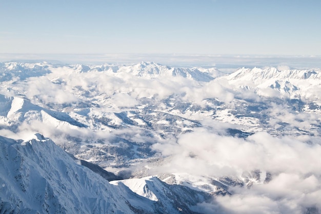 Alpine Winterlandschaft, Blick auf die schneebedeckten Felsenberge vom Aussichtspunkt Aiguille du Midi,