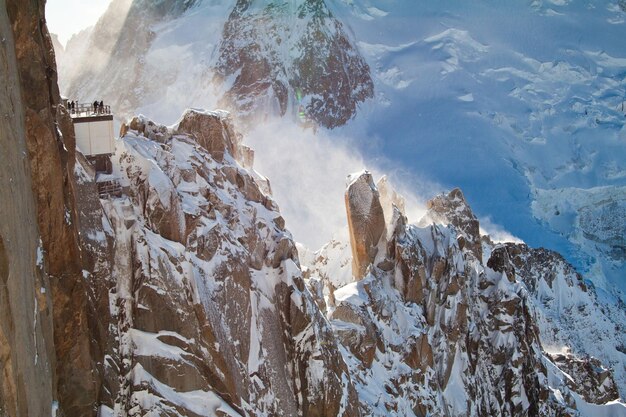Alpine Winterlandschaft, Blick auf die schneebedeckten Felsenberge vom Aussichtspunkt Aiguille du Midi,