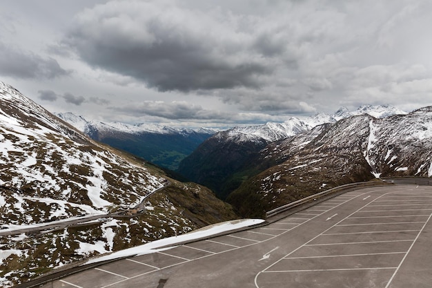 Alpine Winterstraße in den österreichischen Alpen