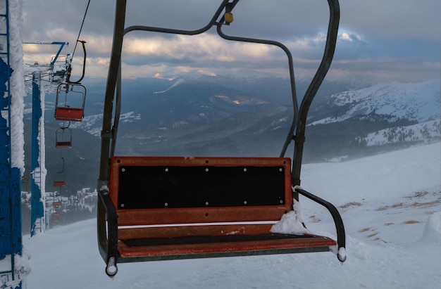 Alpiner Resortr-Skilift mit Sitzplätzen, die bei extrem windigem Wetter über die Skipisten des Sunset Mountain fahren