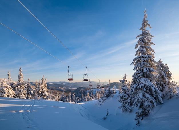 Alpiner Resortr-Skilift mit Sitzplätzen, die über die Freeride-Pisten und Tannenhaine des Sunrise Mountain Skiings führen