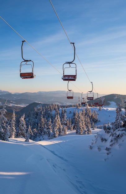 Alpiner Resortr-Skilift mit Sitzplätzen, die über die Freeride-Pisten und Tannenhaine des Sunrise Mountain Skiings führen