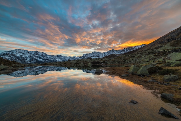 Alpiner See der großen Höhe, Reflexionssonnenuntergang