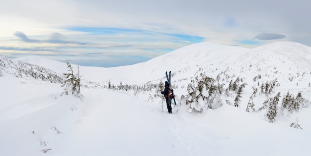 Foto alpiner tourenskifahrer in den winterbergen. karpaten, ukraine.