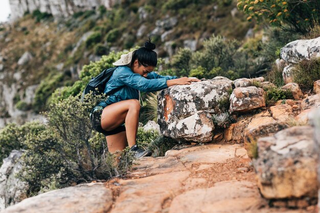 Foto alpinismo feminino em todo o comprimento