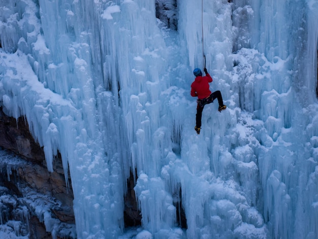 Alpinist bestieg einen gefrorenen Wasserfall im Ice Park, Ouray.