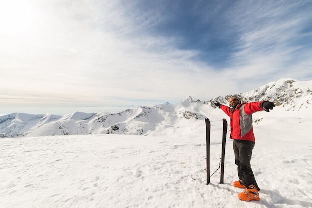 Alpinist mit Langlaufski