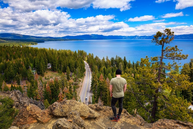 Alpinista apreciando a vista do Lago Tahoe do Eagle Rock na Califórnia