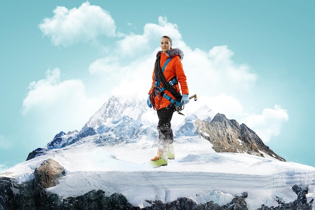 Alpinista atinge o topo de uma montanha nevada. Mídia mista