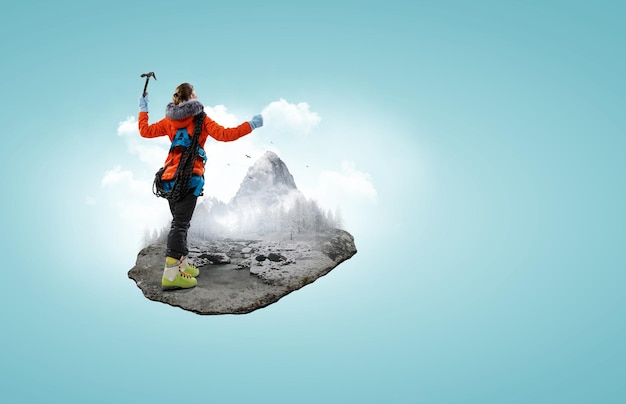 Alpinista atinge o topo de uma montanha nevada. Mídia mista