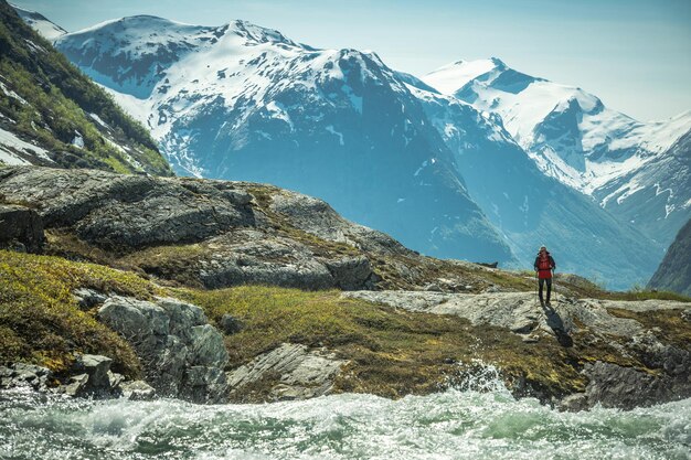 Alpinista caucasiana em uma trilha norueguesa panorâmica perto de Stryn