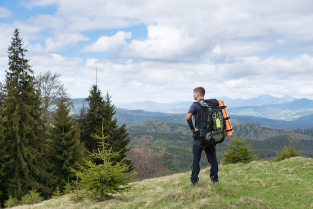 Alpinista com equipamento passa o tempo caminhando nas montanhas