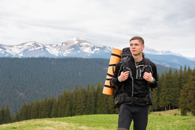 Alpinista com equipamento passa o tempo caminhando nas montanhas
