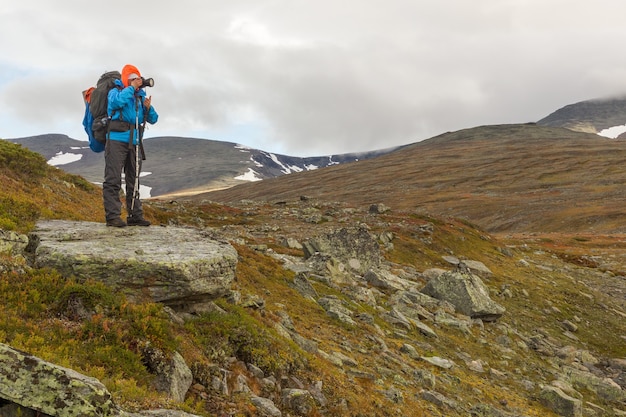 Alpinista com mochila na trilha Kungsleden admirando a natureza de Sarek