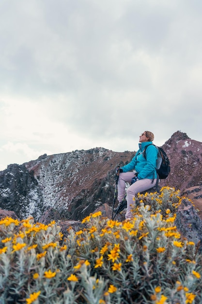 Alpinista com mochila nas montanhas