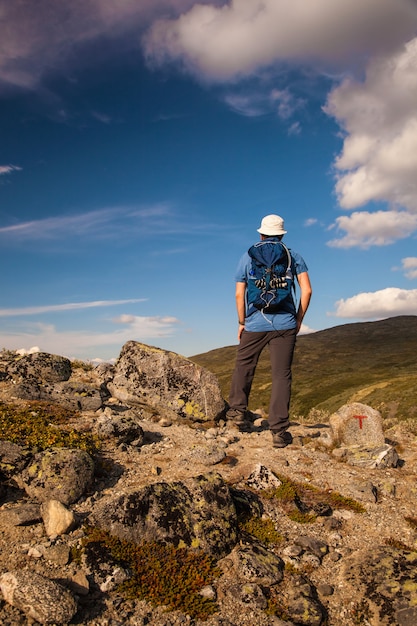 Alpinista com mochila viajando nas montanhas da noruega dovre