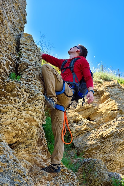 Alpinista com mochila