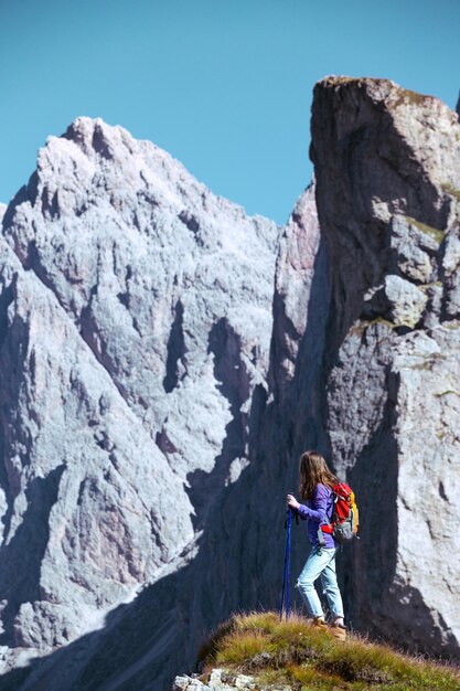 Alpinista de menina nas montanhas Dolomitas e vista para o vale, Itália. Seceda