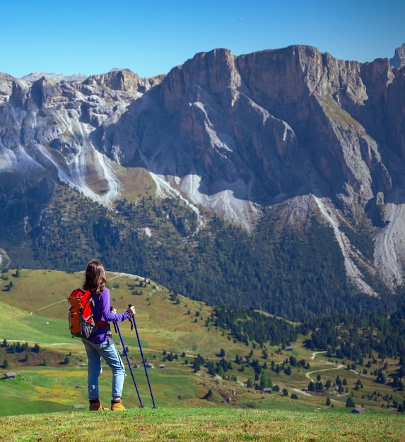 Alpinista de menina nas montanhas Dolomitas e vistas do vale, Itália. Seceda