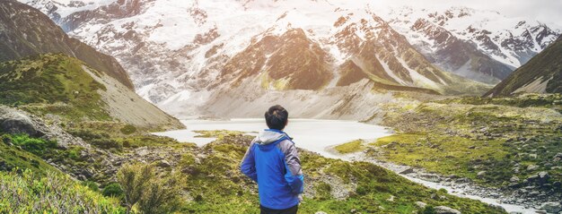 Alpinista de montanha viajando na paisagem selvagem.