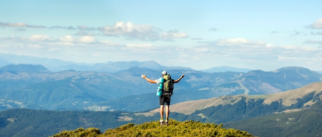 Alpinista de pé no topo da montanha. Unidade com o conceito de natureza.