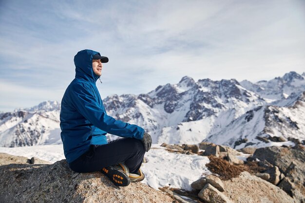 Alpinista de retrato nas montanhas nevadas